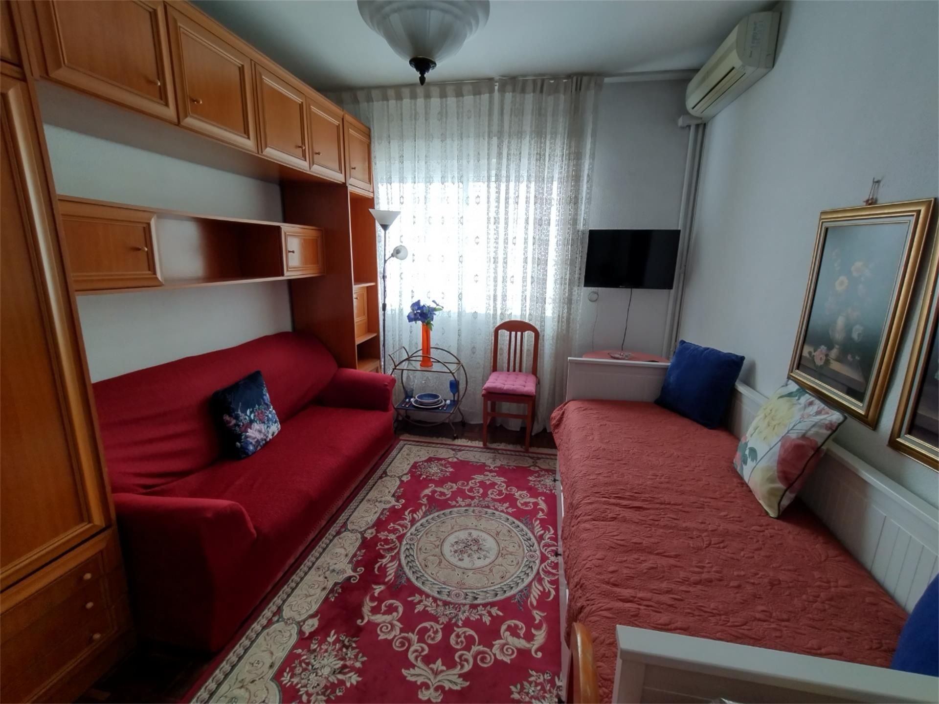 Living room of Study to rent in  Madrid Capital  with Air Conditioner, Heating and Parquet flooring