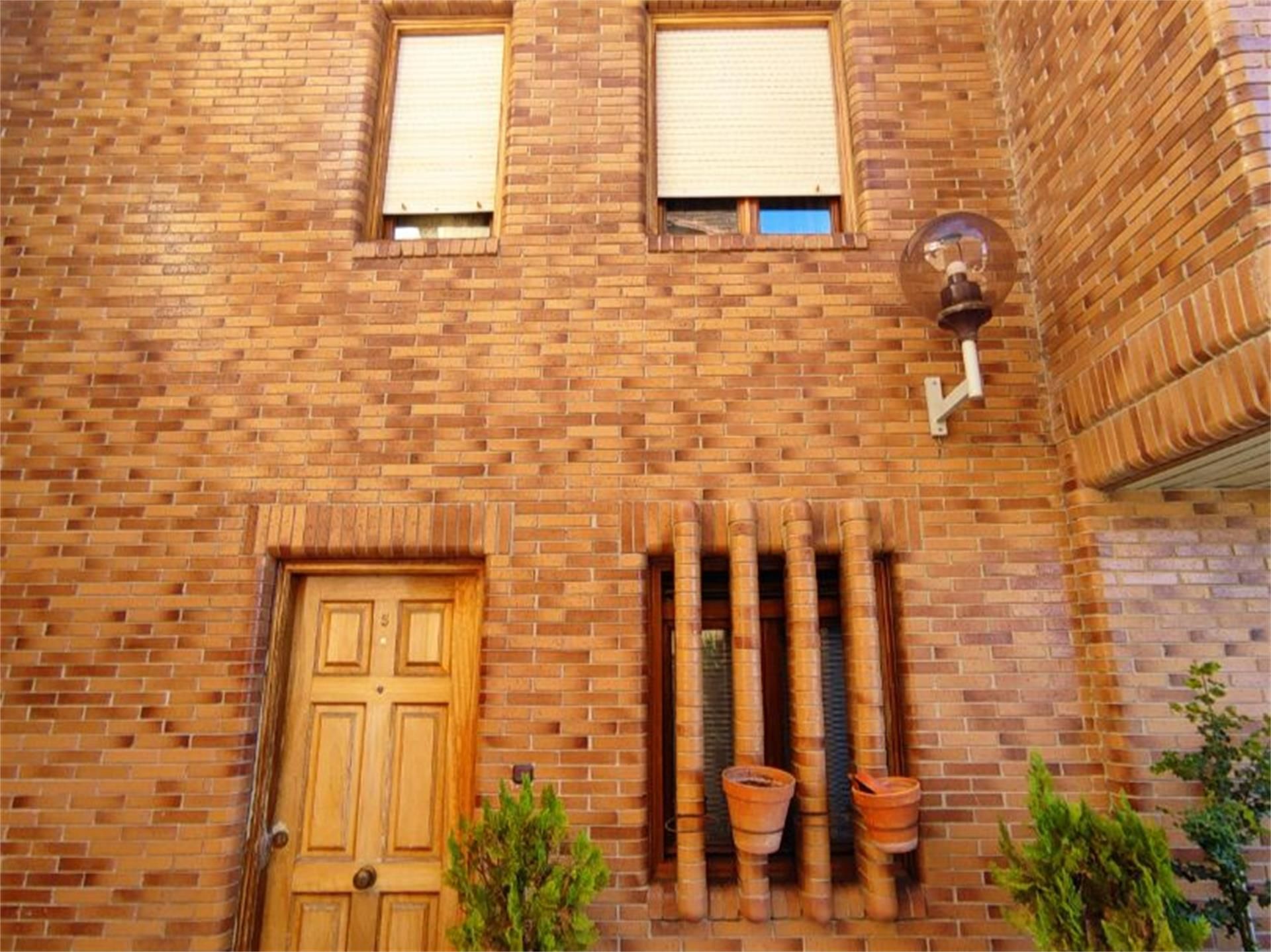 Vista exterior de Casa adosada en venda en Saldaña amb Terrassa i Balcó