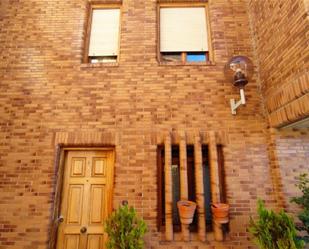 Vista exterior de Casa adosada en venda en Saldaña amb Calefacció, Parquet i Terrassa