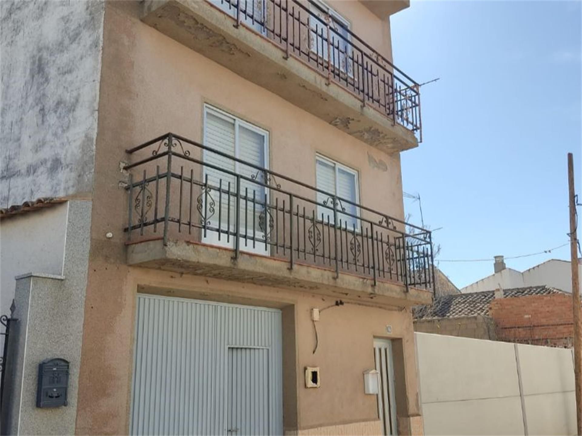 Vista exterior de Casa adosada en venda en Torrubia del Campo amb Calefacció, Traster i Moblat