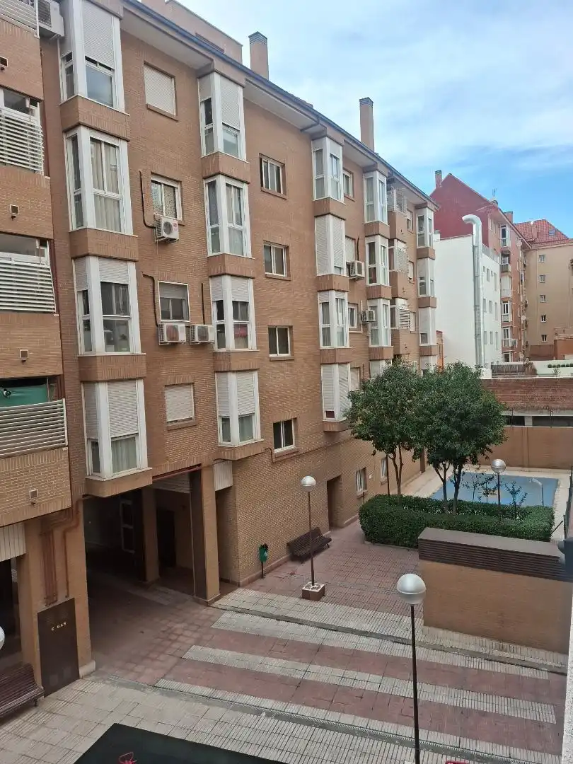 Vista exterior de Piso de alquiler en Madrid con Parquet, Piscina y Amueblado