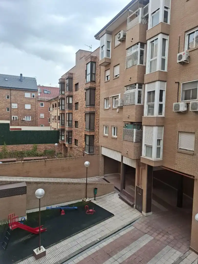 Außenansicht von Wohnung zur Miete in Madrid mit Parkett, Schwimmbad und Möbliert