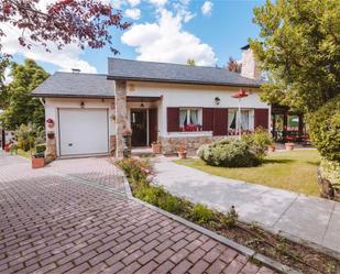 Vista exterior de Casa o xalet en venda en El Espinar amb Terrassa i Piscina