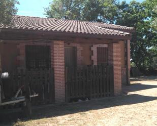 Vista exterior de Casa o xalet en venda en Candeleda amb Jardí privat i Traster