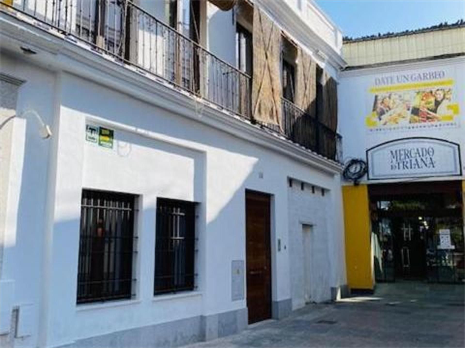 Vista exterior de Pis de lloguer en  Sevilla Capital amb Aire condicionat, Moblat i Balcó