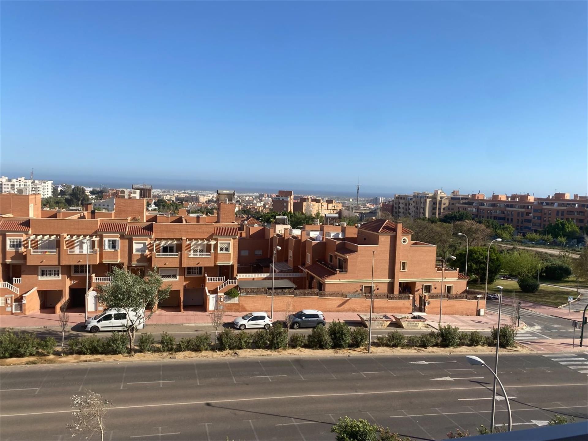 Vista exterior de Pis en venda en  Almería Capital amb Aire condicionat, Jardí privat i Terrassa