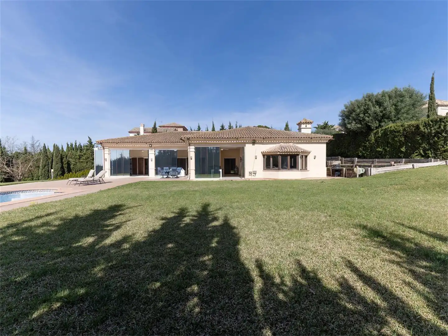 Vista exterior de Casa o chalet en venta en Sotogrande con Aire acondicionado, Terraza y Piscina