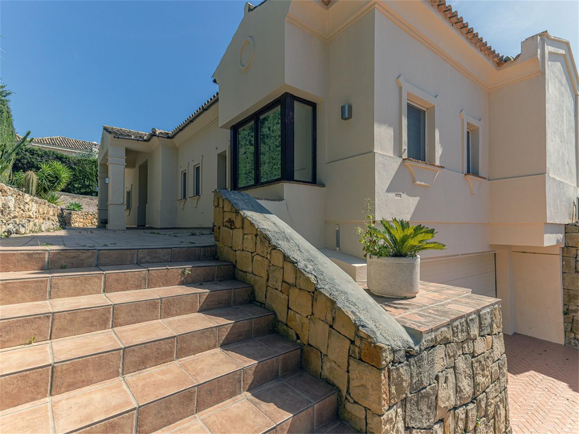 Vista exterior de Casa o xalet en venda en Sotogrande amb Aire condicionat, Terrassa i Piscina