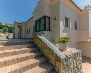 Vista exterior de Casa o xalet en venda en Sotogrande amb Aire condicionat, Terrassa i Piscina