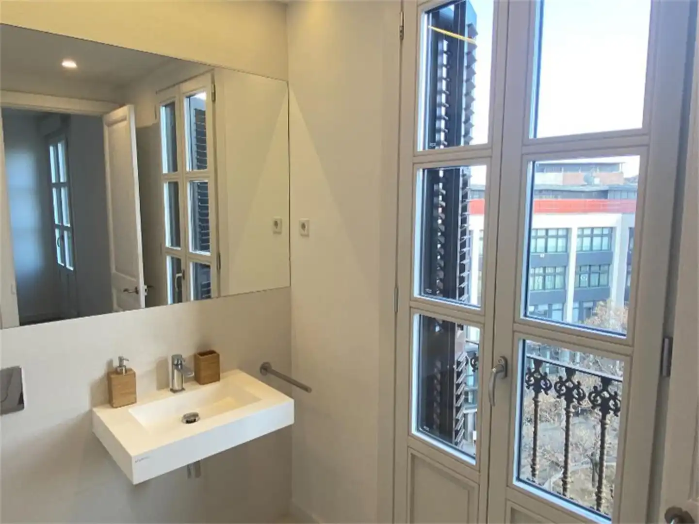 Flat for rent in Carrer de Gravina, 8, El Raval Bathroom of Flat for rent in Barcelona with Air Conditioner, Heating and Parquet flooring
