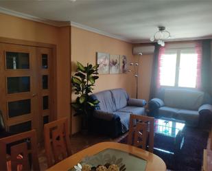 Sala d'estar de Casa adosada en venda en La Gineta amb Aire condicionat, Terrassa i Balcó
