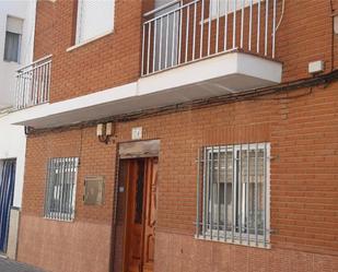 Vista exterior de Casa adosada en venda en Herencia amb Aire condicionat i Balcó