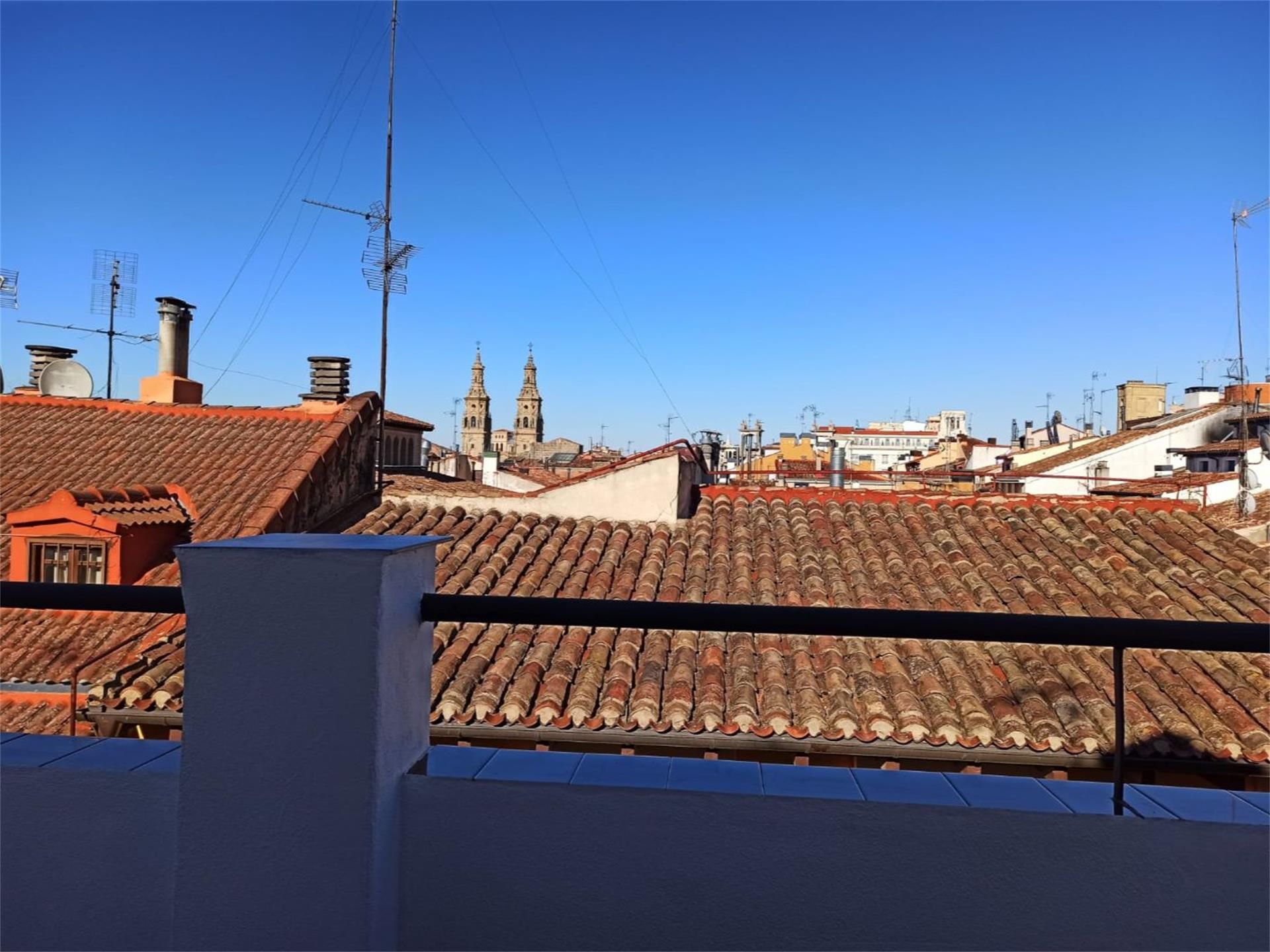 Vista exterior de Pis en venda en  Logroño amb Terrassa