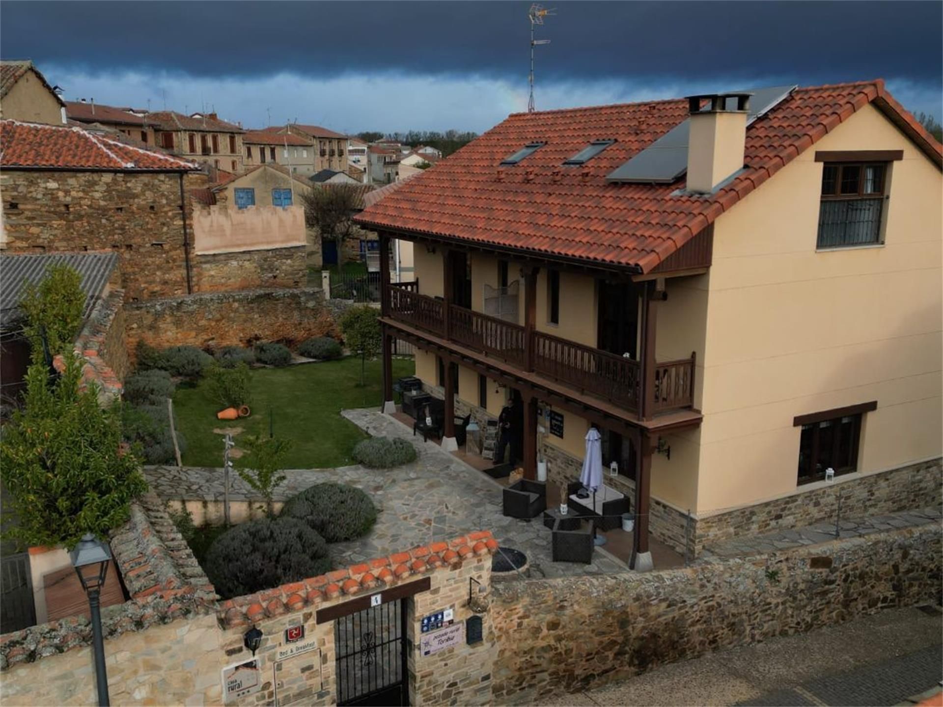 Vista exterior de Casa o xalet en venda en Val de San Lorenzo amb Calefacció, Jardí privat i Parquet