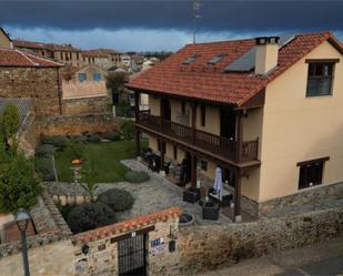 Vista exterior de Casa o xalet en venda en Val de San Lorenzo amb Terrassa i Balcó