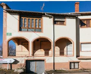 Vista exterior de Casa adosada en venda en Carrocera amb Calefacció, Terrassa i Traster