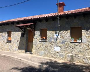 Vista exterior de Casa adosada en venda en Sabero amb Calefacció, Jardí privat i Parquet