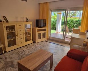 Sala d'estar de Apartament en venda en Marbella amb Aire condicionat, Terrassa i Piscina