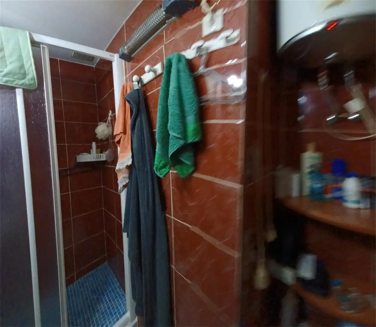 Badezimmer von Einfamilien-Reihenhaus zum Verkauf in Puertollano mit Klimaanlage