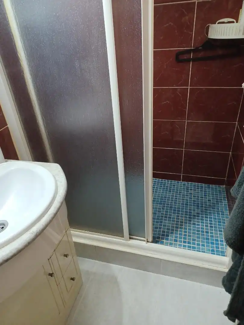 Badezimmer von Einfamilien-Reihenhaus zum Verkauf in Puertollano mit Klimaanlage