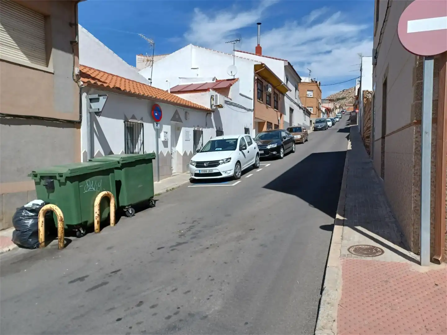Außenansicht von Einfamilien-Reihenhaus zum Verkauf in Puertollano mit Klimaanlage