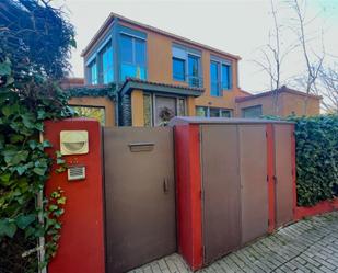 Exterior view of Single-family semi-detached to rent in La Moraleja