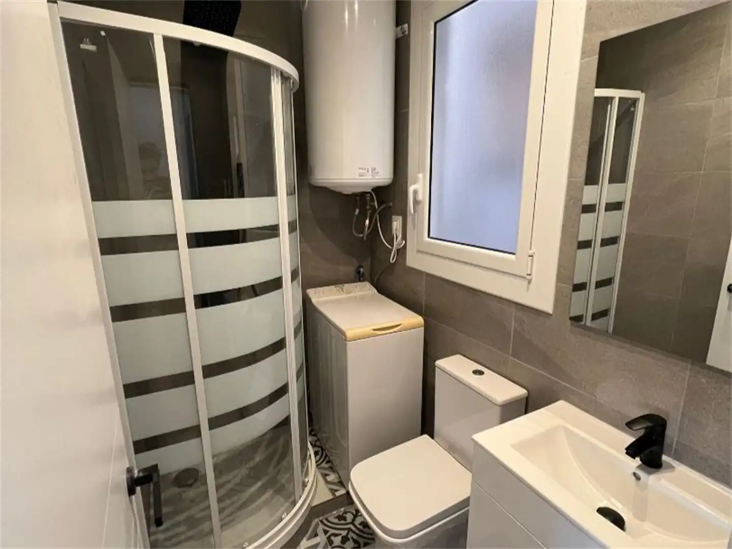 Habitación en Carrer de l'Escultor Llimona, 8, Vilapicina i la Torre Llobeta Baño de Piso para compartir en Barcelona con Parquet y Amueblado