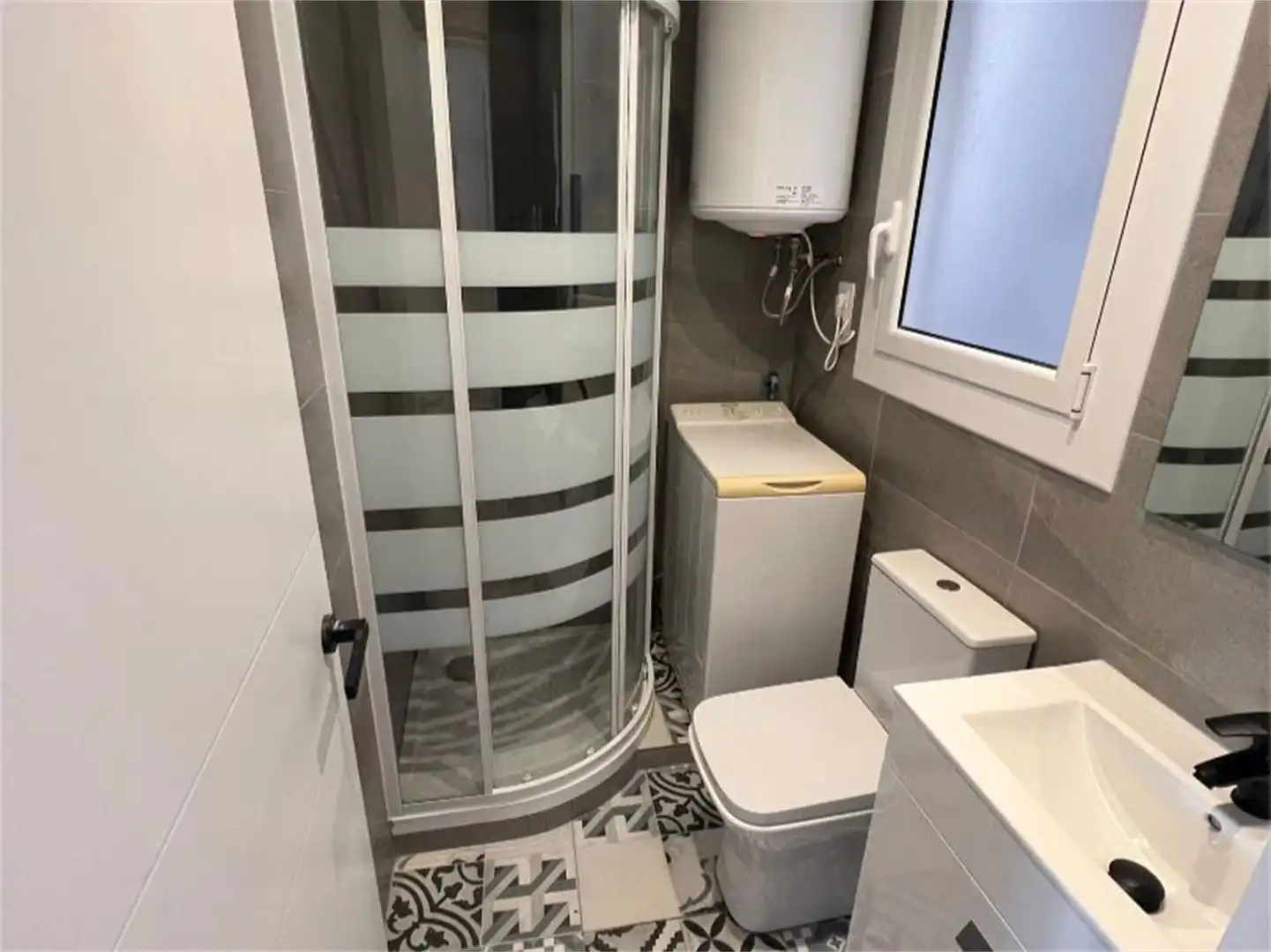 Habitación en Carrer de l'Escultor Llimona, 8, Vilapicina i la Torre Llobeta Baño de Piso para compartir en Barcelona con Parquet y Amueblado