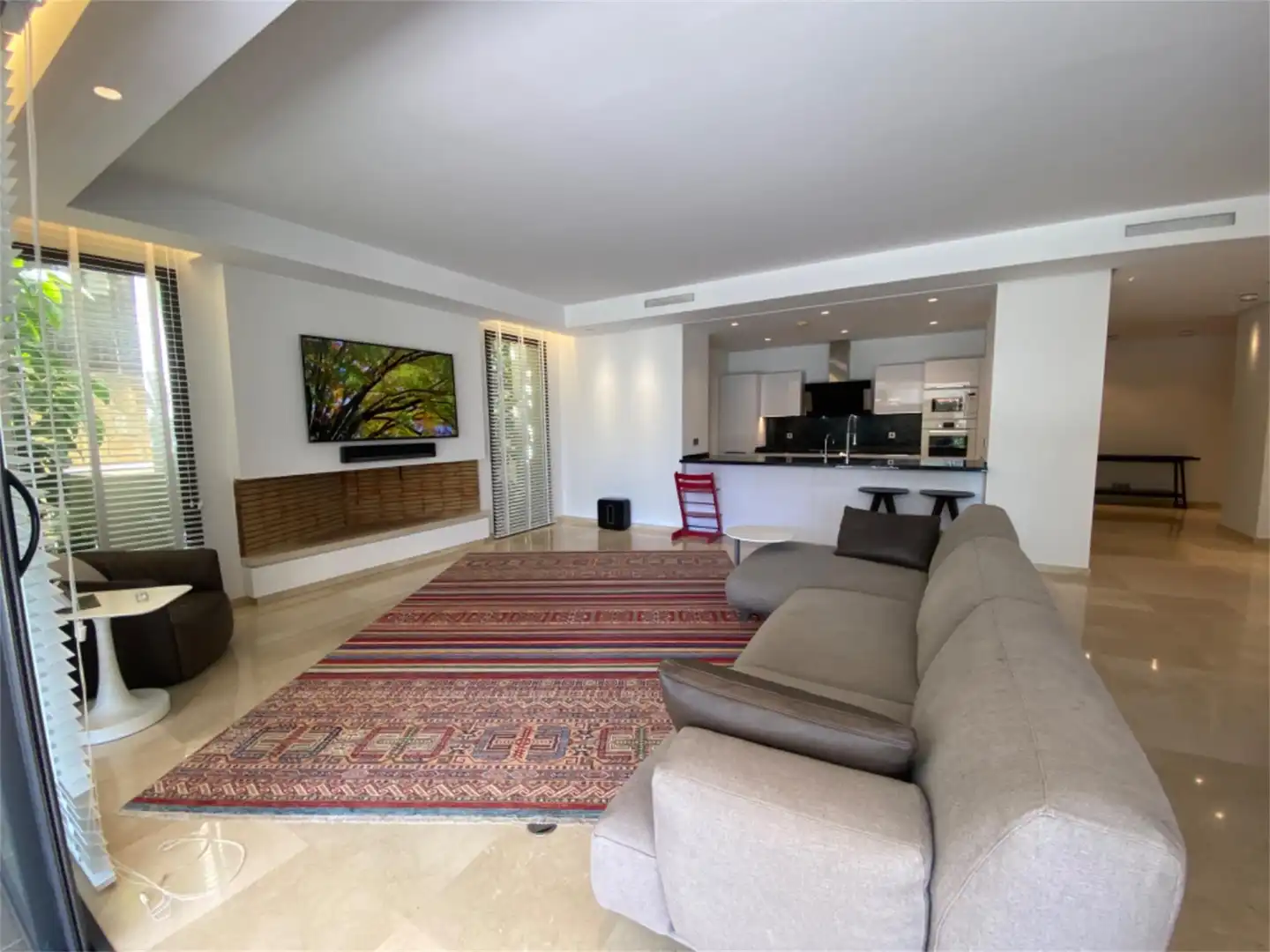 Piso en venta en Urbanización Balcones de Sierra Blanca, 8, Sierra Blanca Sala de estar de Piso en venta en Marbella con Aire acondicionado, Calefacción y Jardín privado