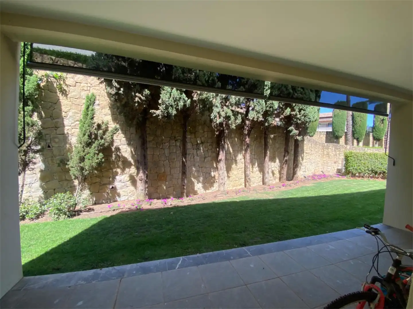 Piso en venta en Urbanización Balcones de Sierra Blanca, 8, Sierra Blanca Terraza de Piso en venta en Marbella con Aire acondicionado, Calefacción y Jardín privado