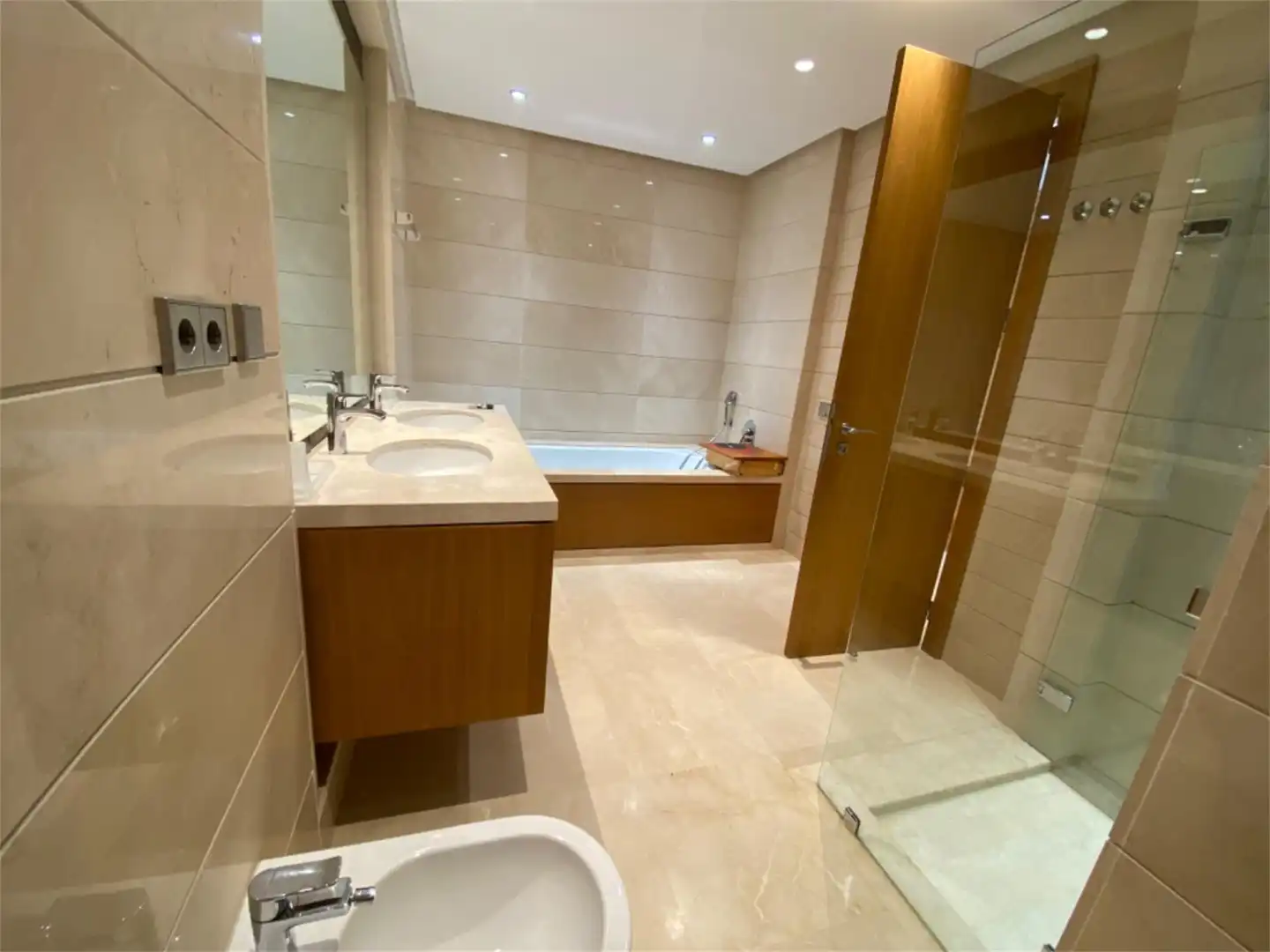 Piso en venta en Urbanización Balcones de Sierra Blanca, 8, Sierra Blanca Baño de Piso en venta en Marbella con Aire acondicionado, Calefacción y Jardín privado