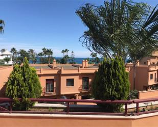 Vista exterior de Apartament en venda en Estepona amb Aire condicionat, Terrassa i Piscina