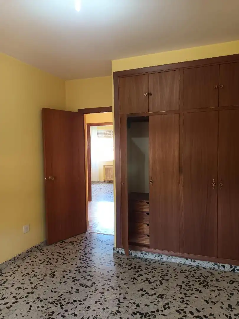 Piso en venta en Avenida de Portugal, 156, Flores de Sil - La Placa Habitación de Piso en venta en Ponferrada con Calefacción, Jardín privado y Trastero