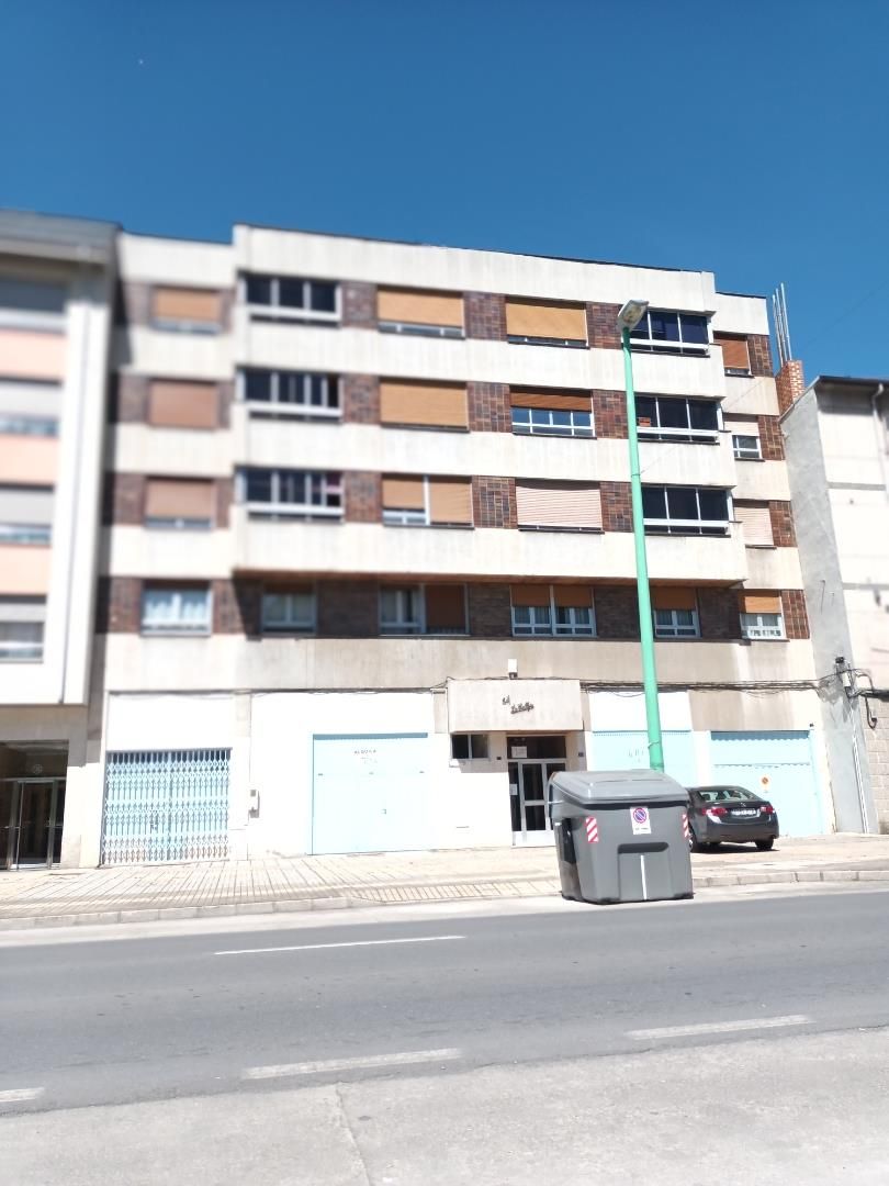 Vista exterior de Pis en venda en Ponferrada amb Calefacció, Jardí privat i Traster