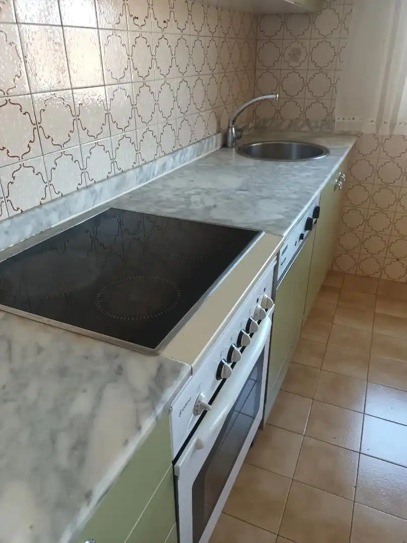 Piso en venta en Avenida de Portugal, 156, Flores de Sil - La Placa Cocina de Piso en venta en Ponferrada con Calefacción, Jardín privado y Trastero