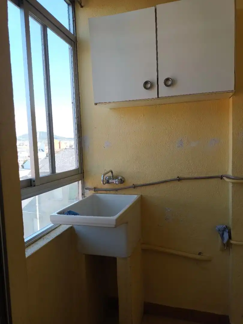 Piso en venta en Avenida de Portugal, 156, Flores de Sil - La Placa Cocina de Piso en venta en Ponferrada con Calefacción, Jardín privado y Trastero