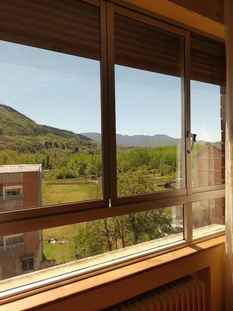 Piso en venta en Avenida de Portugal, 156, Flores de Sil - La Placa Habitación de Piso en venta en Ponferrada con Calefacción, Jardín privado y Trastero