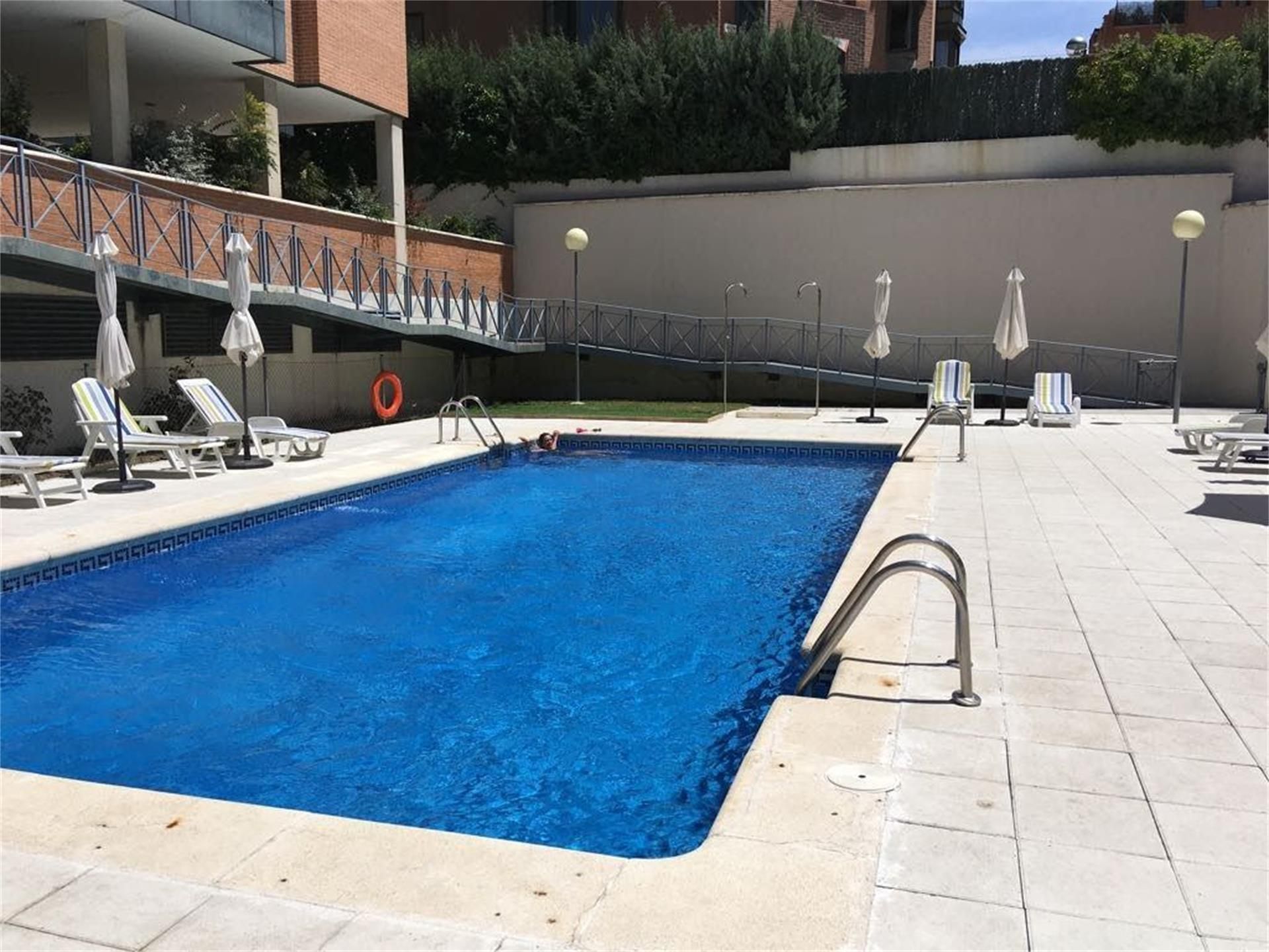 Piscina de Pis per a compartir en  Madrid Capital amb Aire condicionat, Calefacció i Jardí privat
