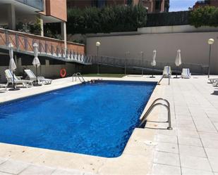 Swimming pool of Flat to share in  Madrid Capital  with Air Conditioner, Heating and Private garden