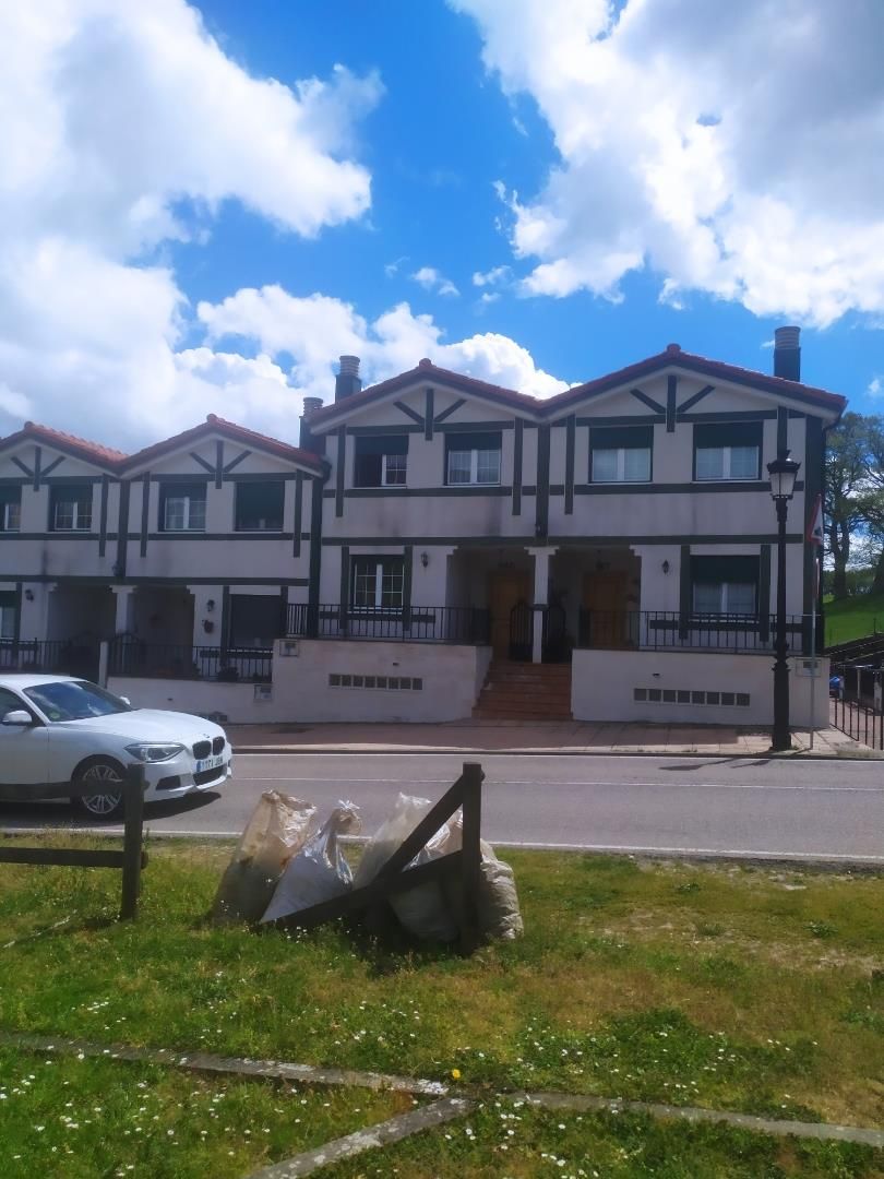 Vista exterior de Casa adosada en venda en Espinosa de los Monteros amb Calefacció, Jardí privat i Parquet
