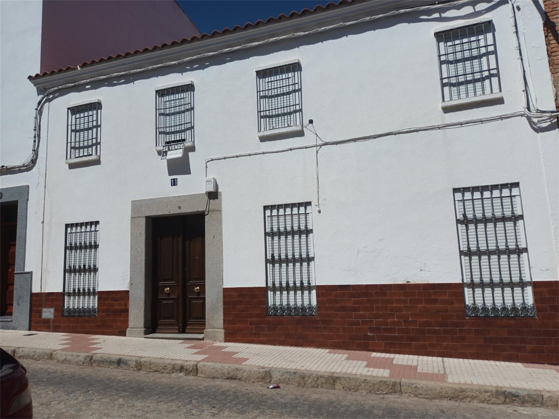 Vista exterior de Casa adosada en venda en Castuera amb Jardí privat, Traster i Moblat