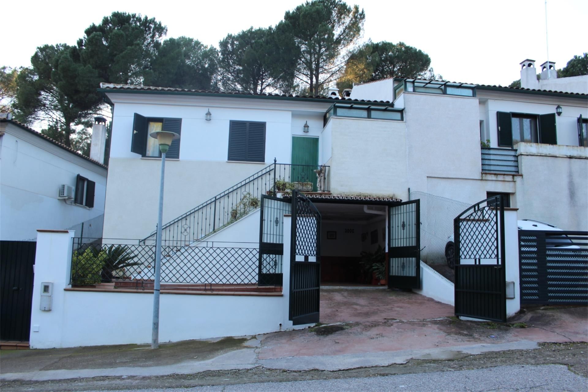 Vista exterior de Casa adosada en venda en  Córdoba Capital amb Aire condicionat, Jardí privat i Terrassa