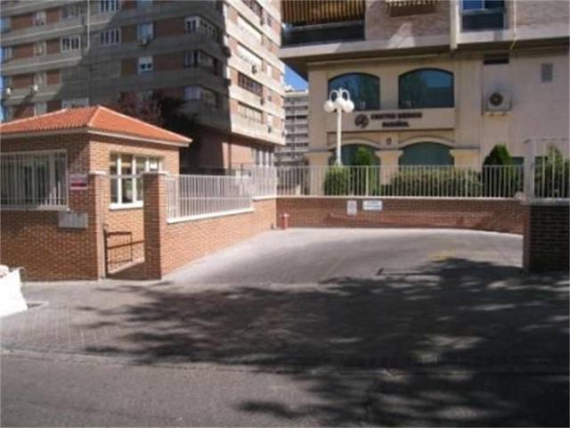 Garaje en Alquiler en Calle Santiago Rusiñol, 4 en Ciudad Universitaria