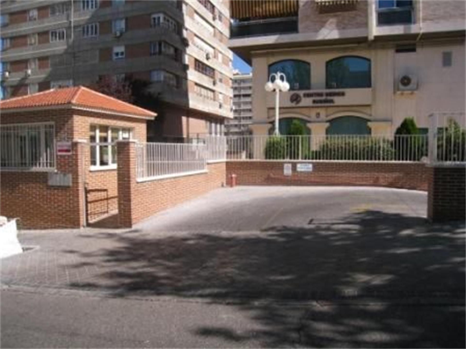 Garaje de alquiler en Calle Santiago Rusiñol, 4, Ciudad Universitaria