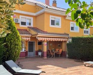 Vista exterior de Casa adosada en venda en Arcas del Villar amb Terrassa