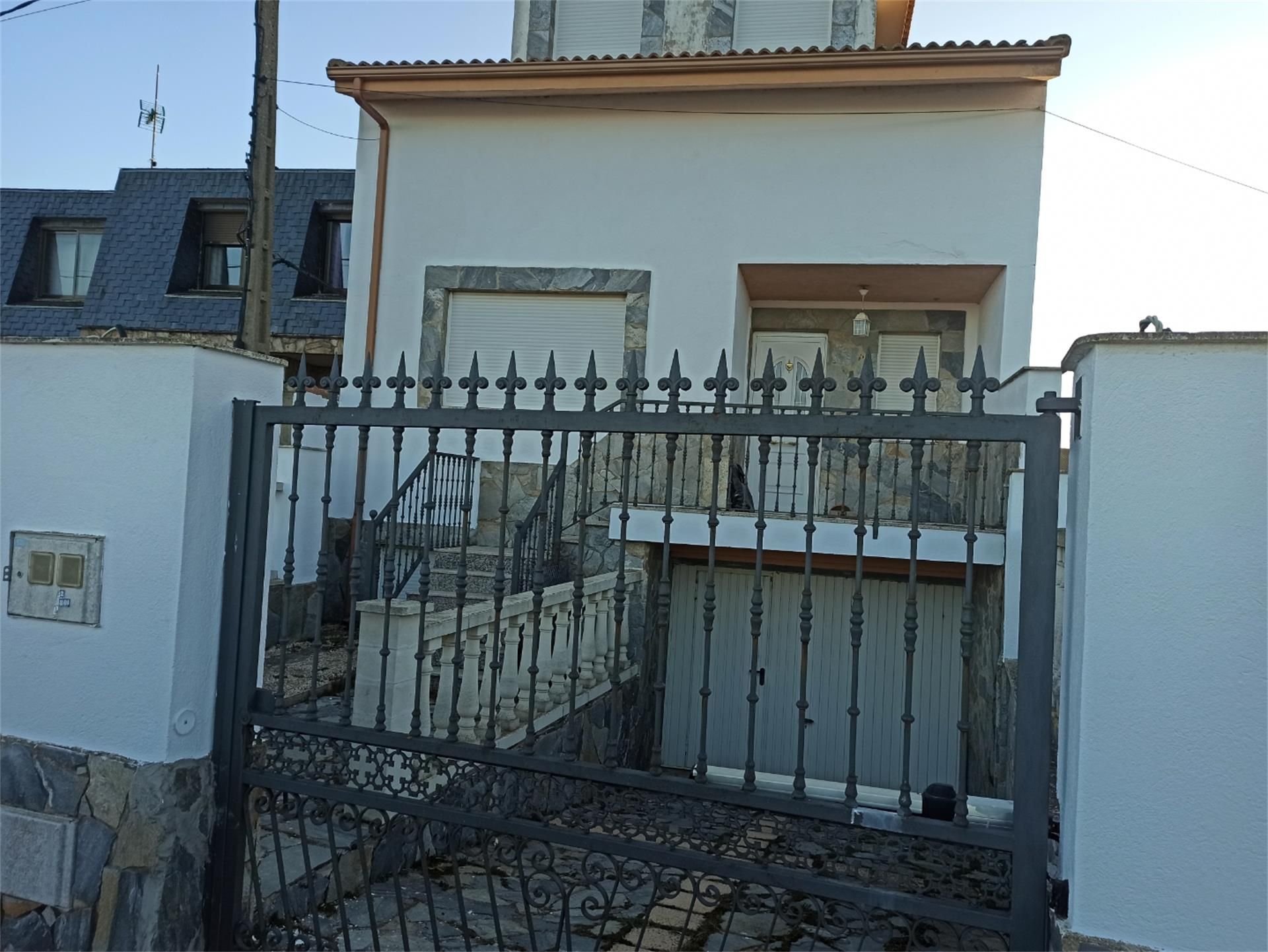 Vista exterior de Casa o xalet en venda en Valderas amb Calefacció, Terrassa i Traster