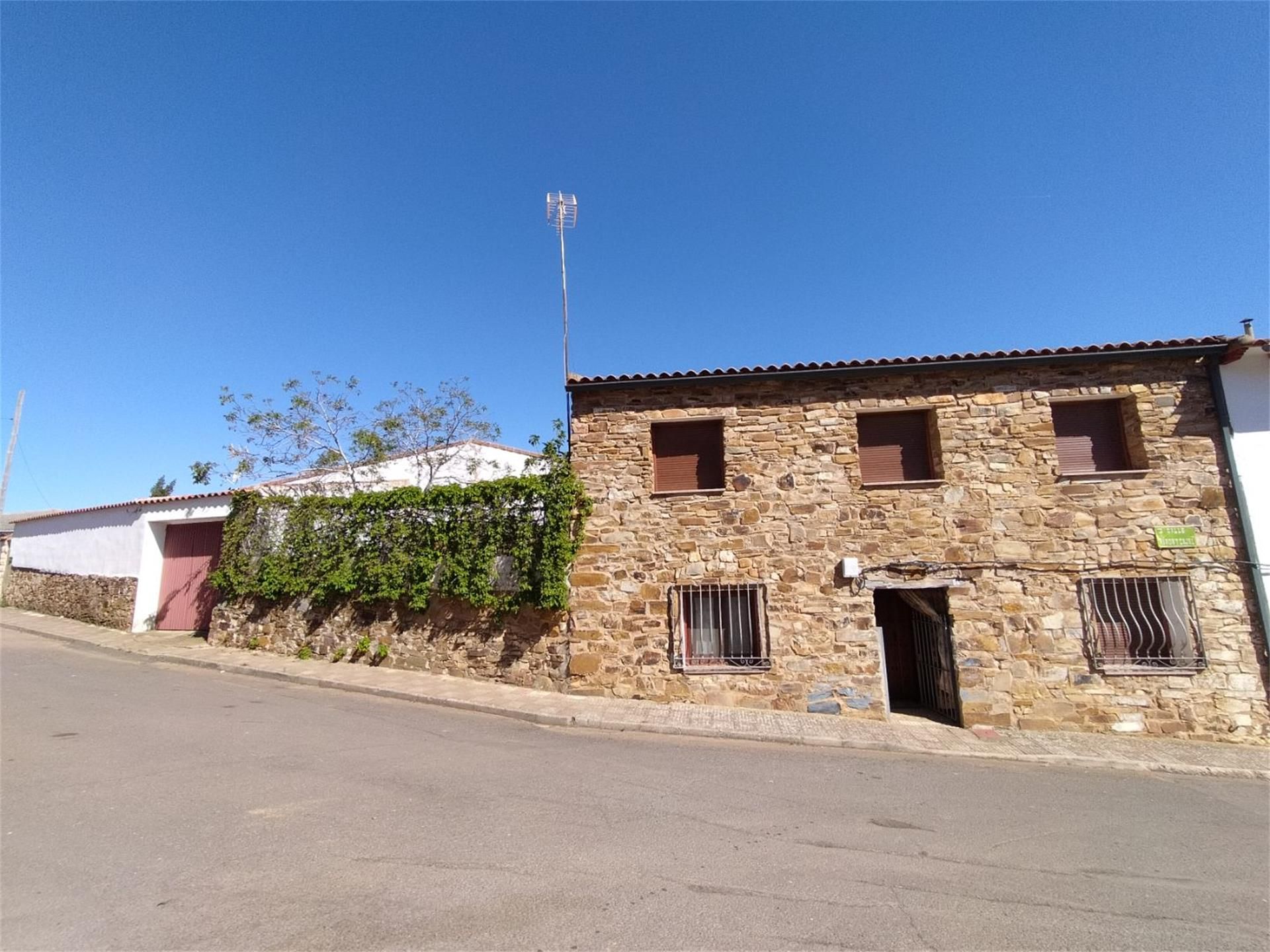 Vista exterior de Casa adosada en venda en Alcoba amb Calefacció i Jardí privat