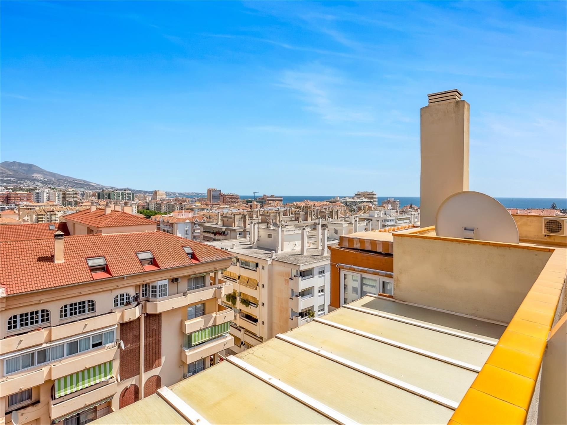 Vista exterior de Àtic en venda en Fuengirola amb Aire condicionat, Terrassa i Piscina