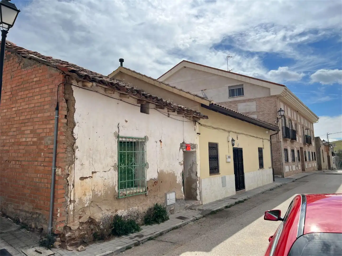 Casa adosada en venda a Calle Alta, 14, Valdepiélagos Vista exterior de Casa adosada en venda en Valdepiélagos amb Jardí privat