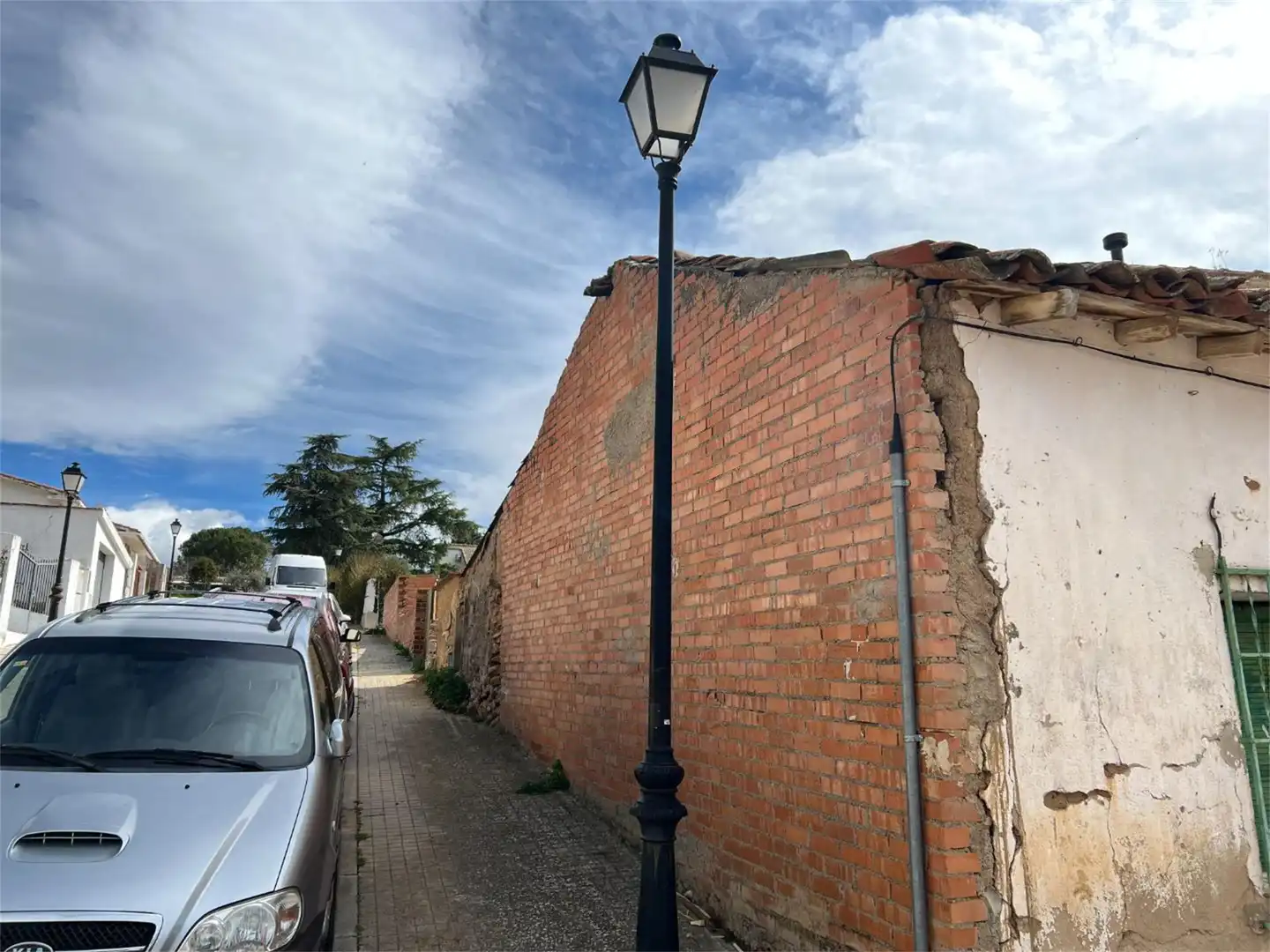 Casa adosada en venda a Calle Alta, 14, Valdepiélagos Vista exterior de Casa adosada en venda en Valdepiélagos amb Jardí privat